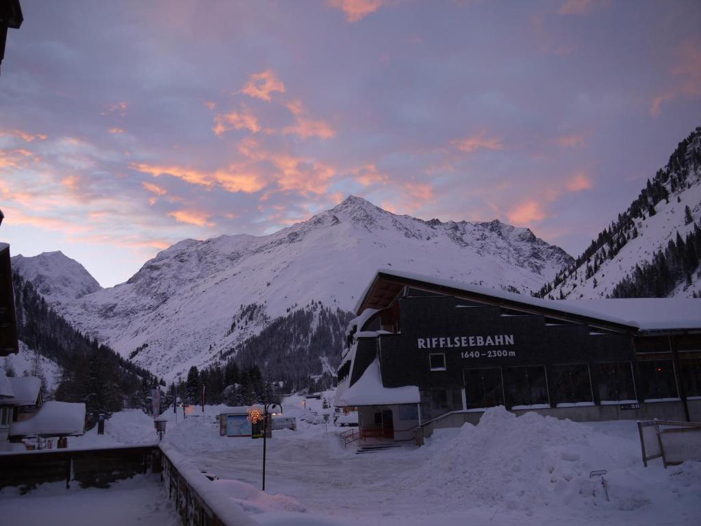 Hotel Zirbenhof Sankt Leonhard im Pitztal Esterno foto